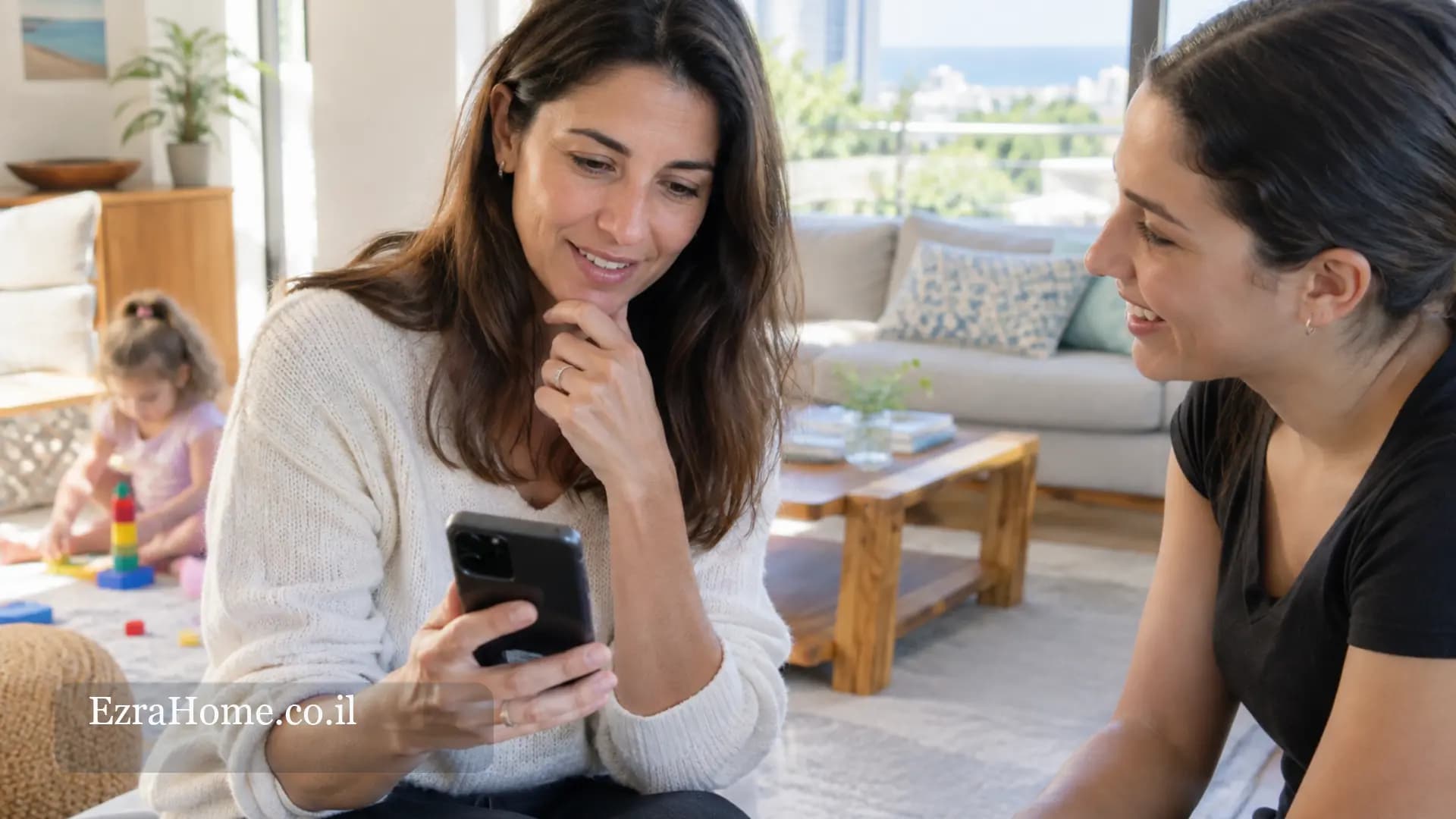 Un parent discute avec une candidate au baby-sitting et vérifie des informations sur son téléphone dans une maison lumineuse